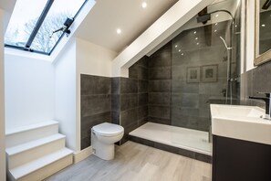 Dusj, hårføner og håndklær