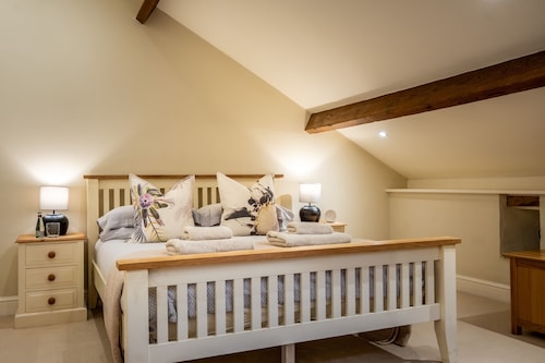 Rose Barn - barn conversion sleeps 6, new bathroom with parking