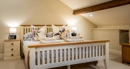 Rose Barn - barn conversion sleeps 6, new bathroom with parking