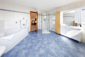 Apartamento | Baño | Secador de pelo, albornoces, toallas y jabón