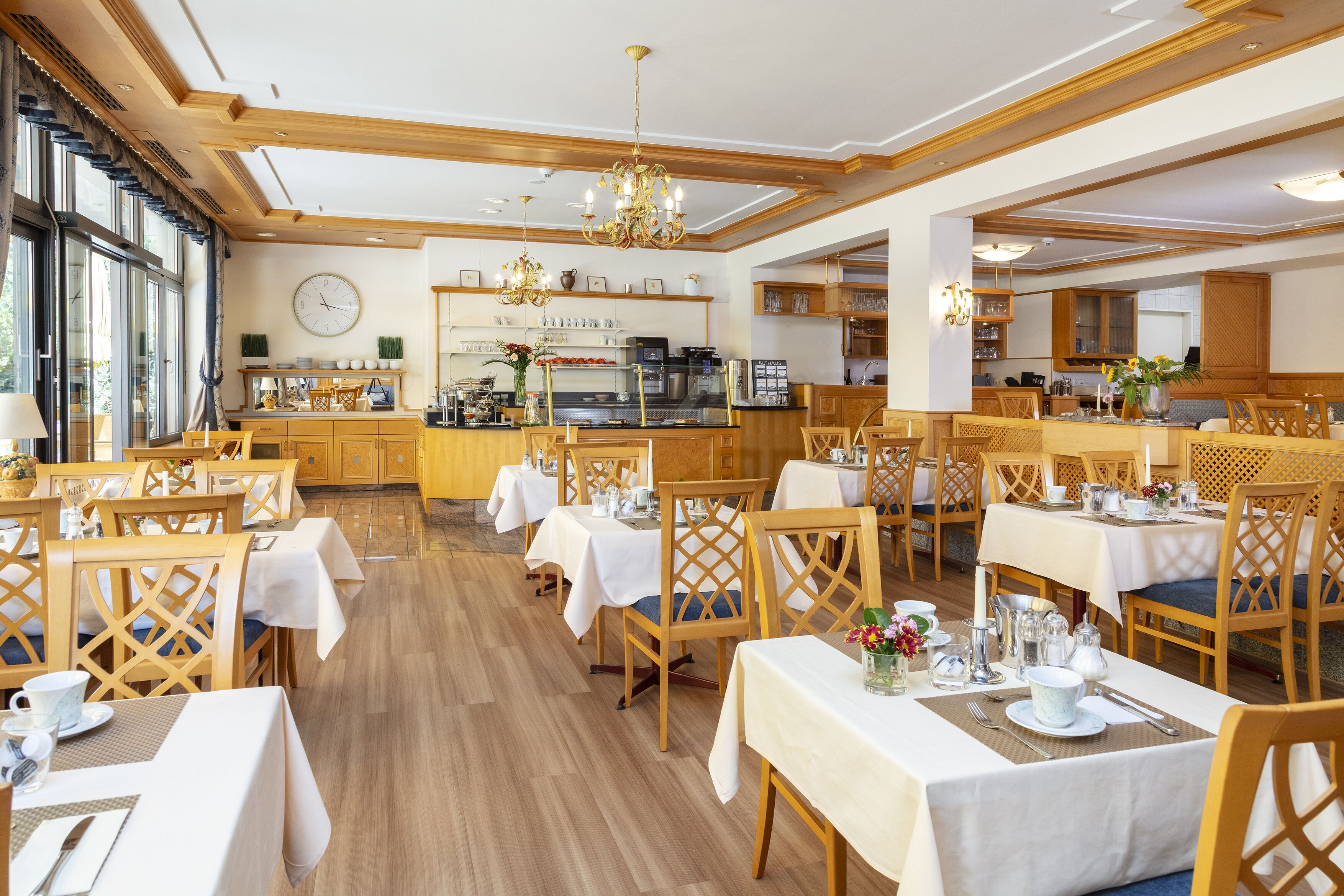 Café da manhã com buffet grátis todos os dias