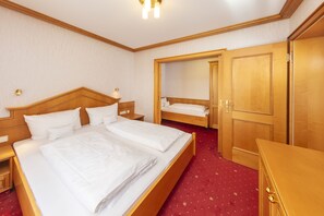 Suite | Een kluis op de kamer, een bureau, een laptopwerkplek