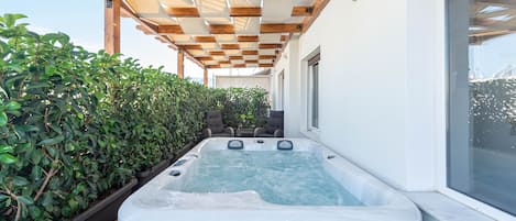Penthouse | Bathtub spa outdoor