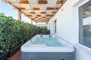 Acropolis Divine Penthouse | Outdoor spa tub