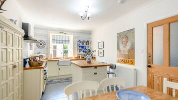 Lemari es, mesin pencuci piring, ketel listrik, dan pemanggang roti