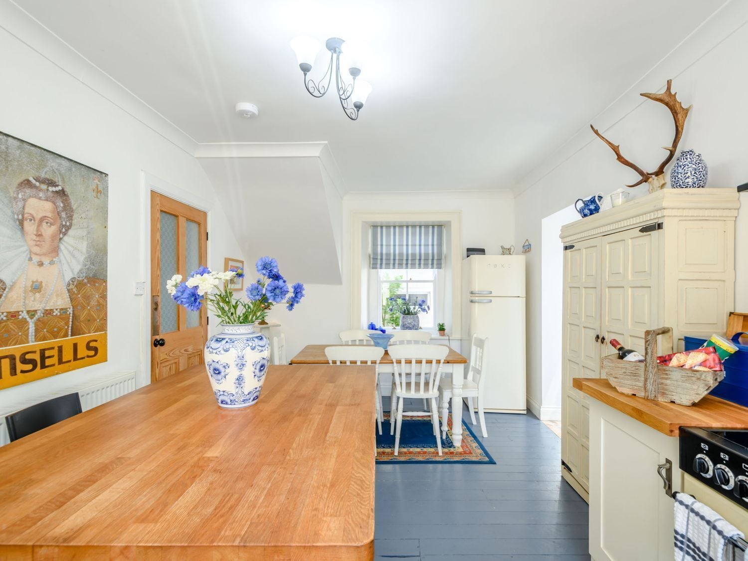 Een koelkast, een vaatwasser, een waterkoker, een broodrooster