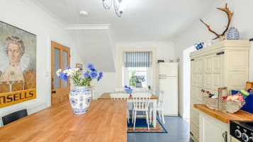 Een koelkast, een vaatwasser, een waterkoker, een broodrooster