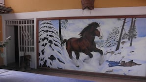 A mural of a horse in a snowy landscape on a wall. - Pousada Caldas Novas (Caldas Novas)