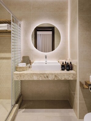 Douche à « effet pluie », articles de toilette gratuits, sèche-cheveux