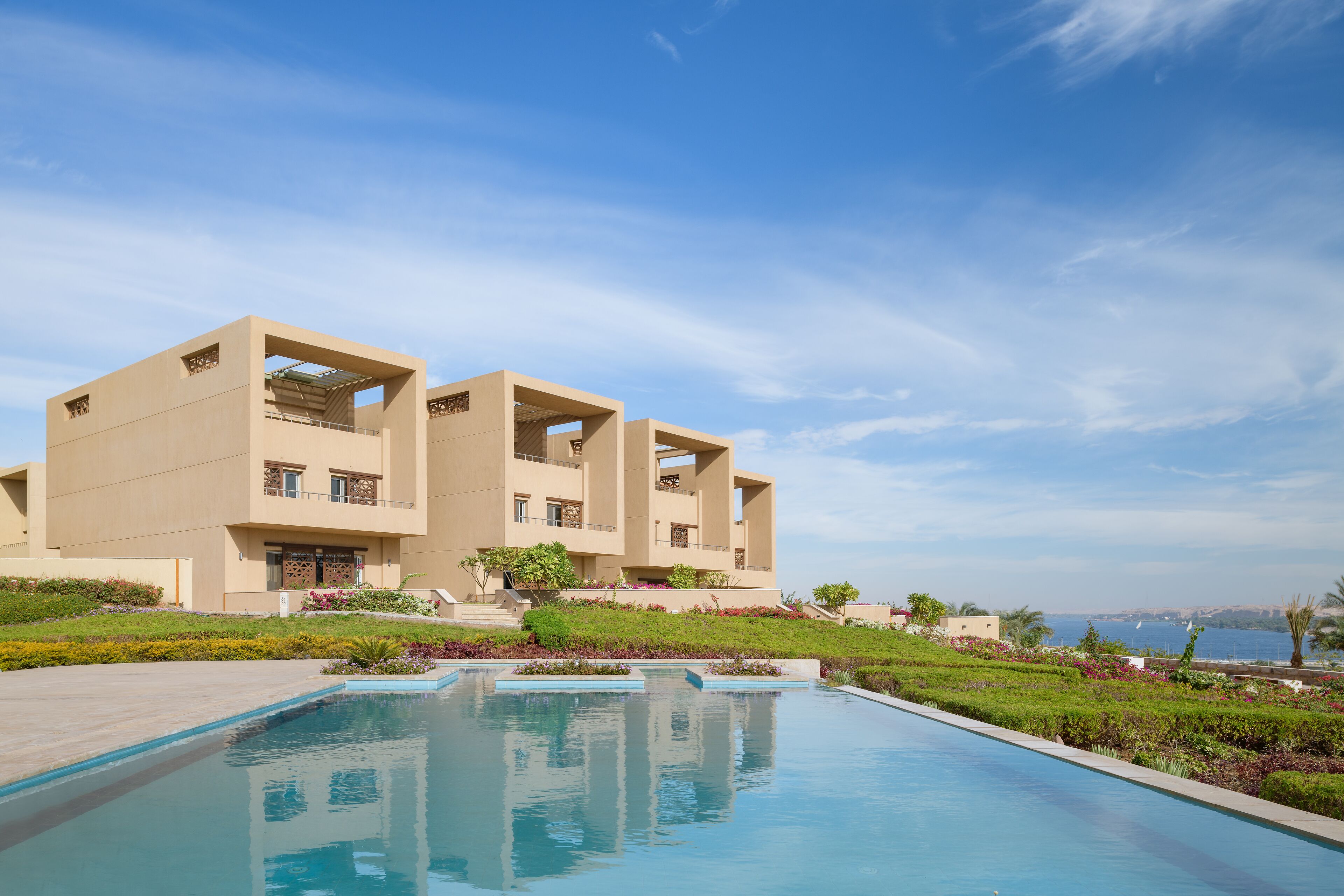 4 outdoor pools, pool umbrellas, pool loungers