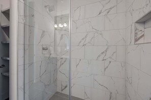 Chuveiro, secador de cabelo, toalhas de banho, shampoo