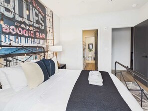 2 bedrooms, iron/ironing board, travel cot, free WiFi - Cowboy Condo- Odyssey - Walk to Bars & Restaurants (Nashville)
