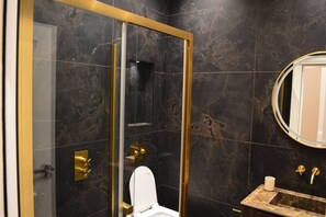 Apartment | Badezimmer | Dusche, Haartrockner, Handtücher, Toilettenpapier
