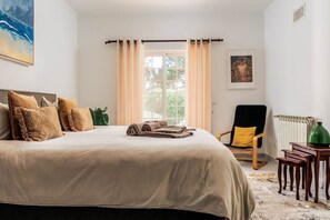 3 habitaciones, tabla de planchar con plancha, wifi y ropa de cama 