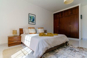 3 bedrooms, iron/ironing board, WiFi, bed sheets