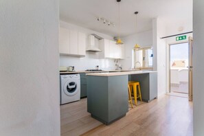 Fridge, oven, stovetop, dishwasher