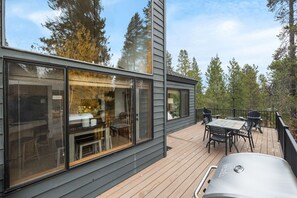 Outdoor dining - Hot Tub ~ SHARC Passes ~ Fireplace ~ BBQ ~ Patio ~ Ping Pong! (Sunriver)