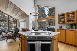 Interior - Hot Tub ~ SHARC Passes ~ Fireplace ~ BBQ ~ Patio ~ Ping Pong! (Sunriver)