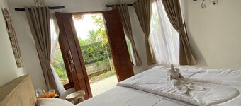 Livin house adalah rumah pedesaan yang kental dengan adat kehidupan di bali