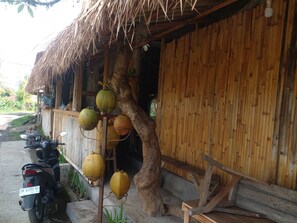 Property grounds - Livin house adalah rumah pedesaan yang kental dengan adat kehidupan di bali (Klungkung)