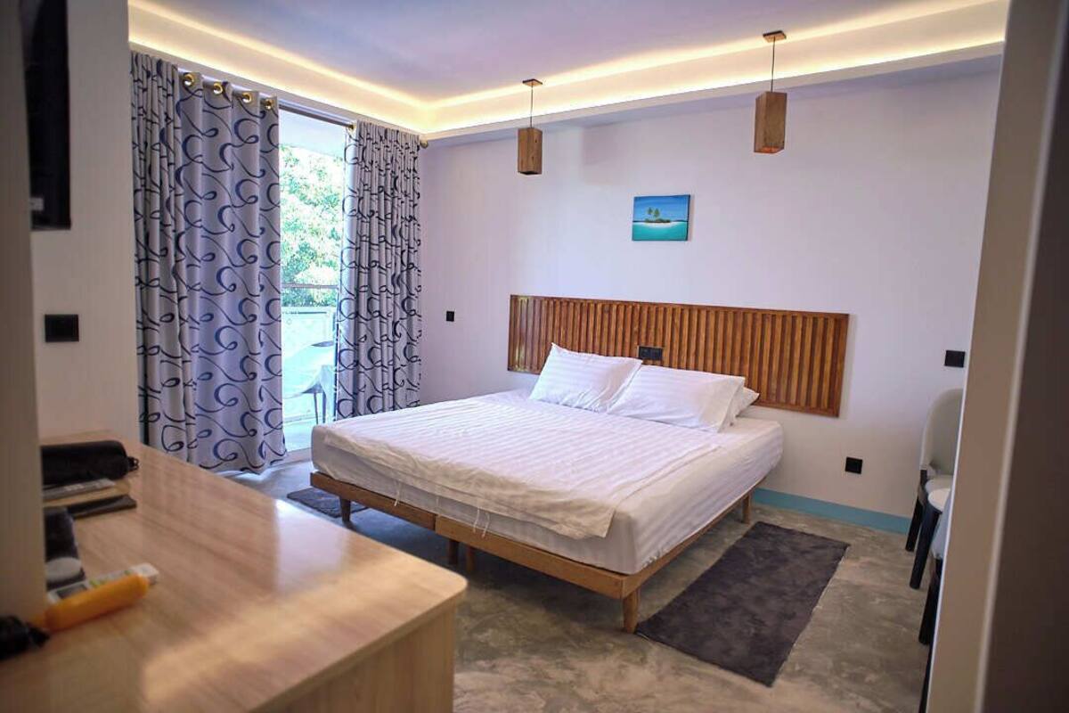 Bộ đồ giường cao cấp, minibar, két bảo mật tại phòng, bàn 
