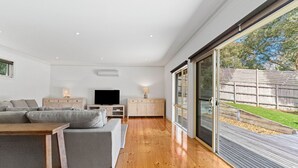 تلفزيون، ألعاب فيديو، كُتُب