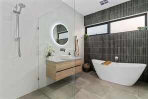 Chuveiro, secador de cabelo, papel higiênico 