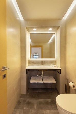 Dusche, Whirlpool, Haartrockner, Handtücher