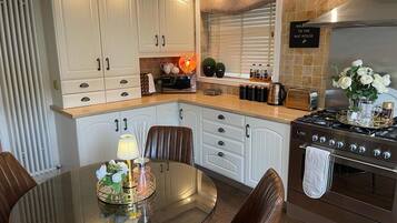 Cottage | Private kitchen | Fridge, microwave, oven, stovetop