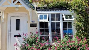 A quaint cottage-style building with a white door and a small window. - 'cosy Cottage' - 2 Bed High End Cottage in Bawtry (Doncaster)