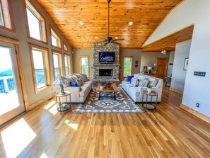 Smart TV, fireplace