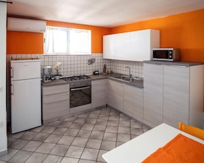Fridge, microwave, oven, stovetop - Casa Lugori (Porto Palma)