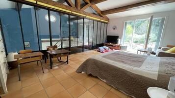 5 slaapkamers, een strijkplank/strijkijzer, reisbedje, gratis wifi