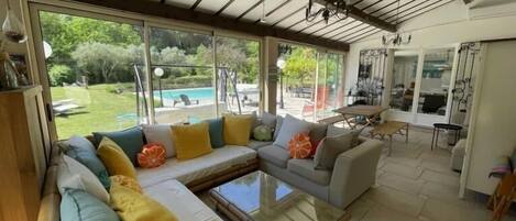 Een smart-tv en een open haard