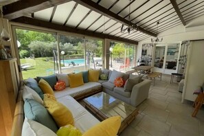 Smart TV, lareira, pebolim, mesa de pingue-pongue