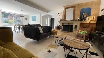 Smart-tv en een open haard