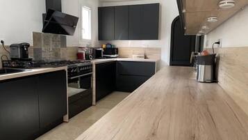 Een koelkast, een microgolfoven, een oven, een kookplaat