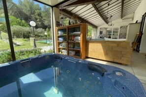 Indoor spa tub