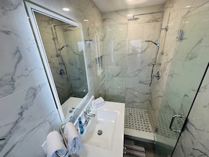 Shower, hair dryer, towels - Historic Pass-A-Grille Gulf Way Beachfront Wi-Fi (St Pete Beach)