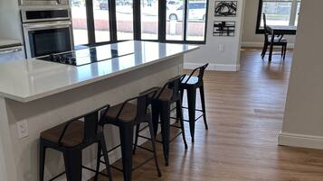 Mikrowelle, Ofen, Herdplatte, Geschirrspüler