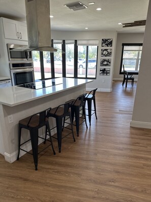 Mikrowelle, Ofen, Herdplatte, Geschirrspüler