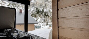 The Baldy Traverse Retreat ski-in/out to Snowbird complimentary shuttle to Alta