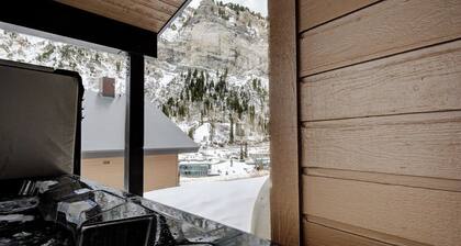 The Baldy Traverse Retreat ski-in/out to Snowbird complimentary shuttle to Alta