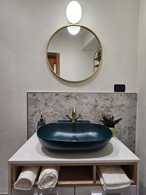 Shower, hair dryer, bidet, towels - 1 Bedroom Private vacation home in Cuneo (Cuneo)