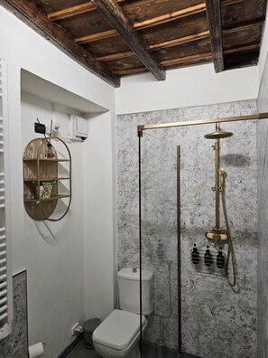 Shower, hair dryer, bidet, towels - 1 Bedroom Private vacation home in Cuneo (Cuneo)