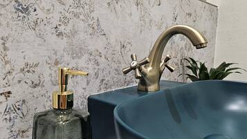 Dusche, Haartrockner, Bidet, Handtücher