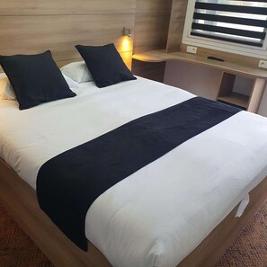 Individuell eingerichtet, Schreibtisch, laptopgeeigneter Arbeitsplatz