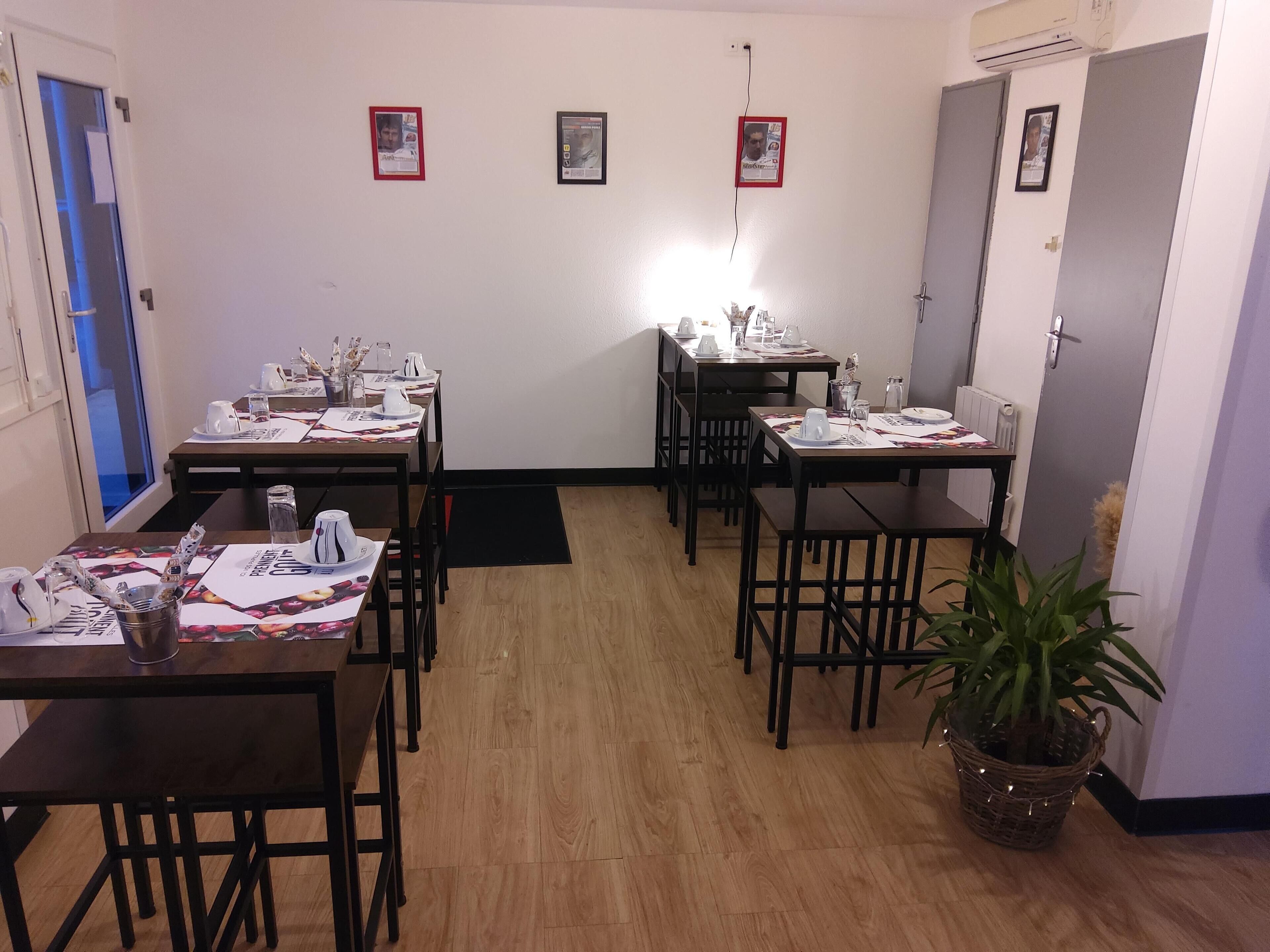 Daily continental breakfast (EUR 9.90 per person)