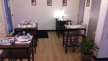 Daily continental breakfast (EUR 9.90 per person)