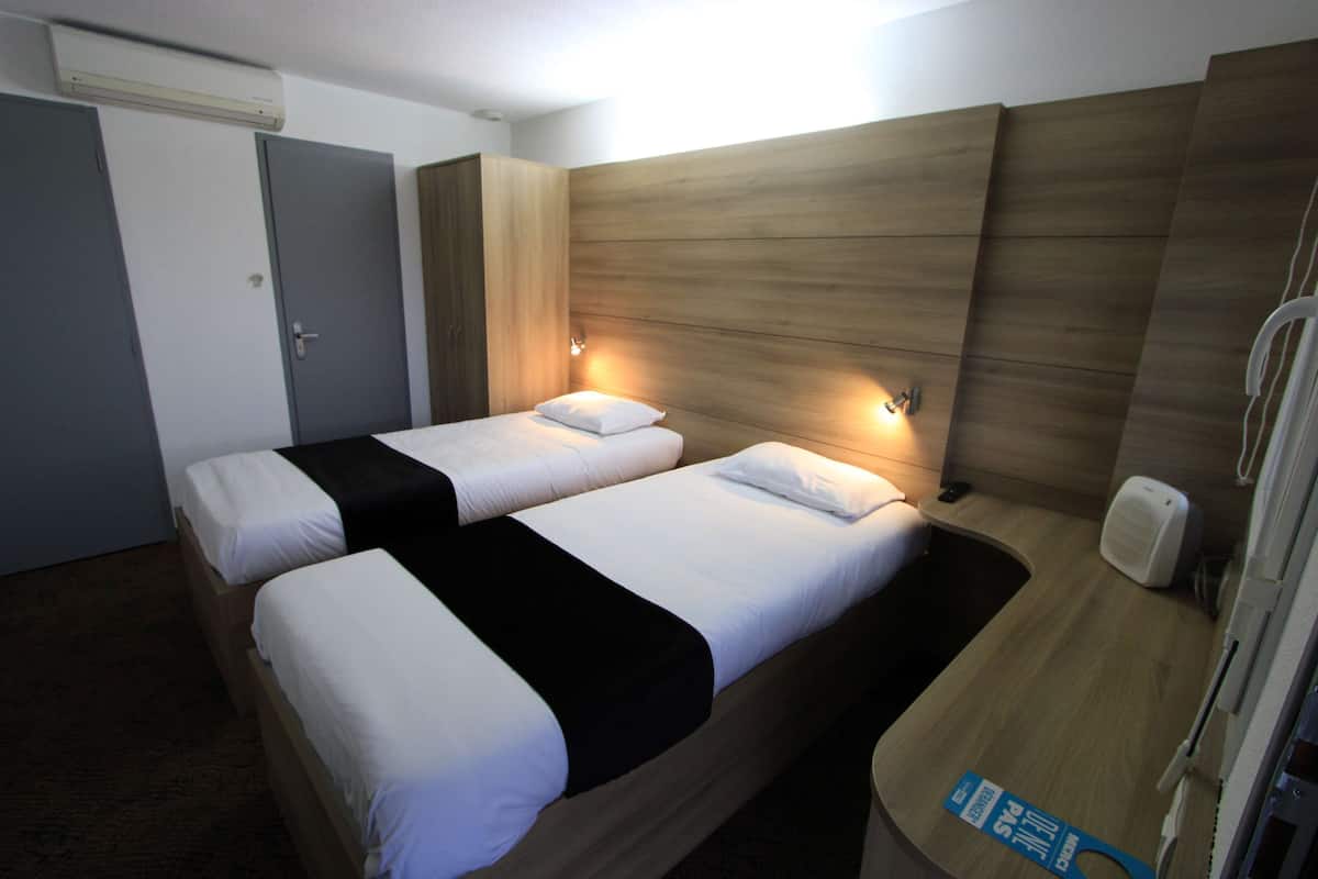 Standaard kamer, 2 eenpersoonsbedden | Individueel gemeubileerd, een bureau, een laptopwerkplek